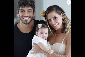 Momento fofura: Deborah Secco posta vídeo do marido ninando a filha