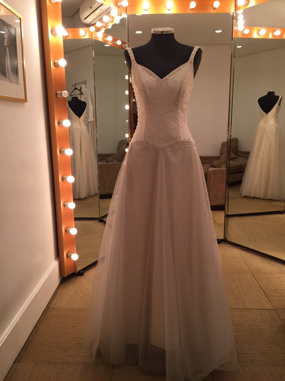 Estilista cobiçada faz liquidação de vestidos de noiva