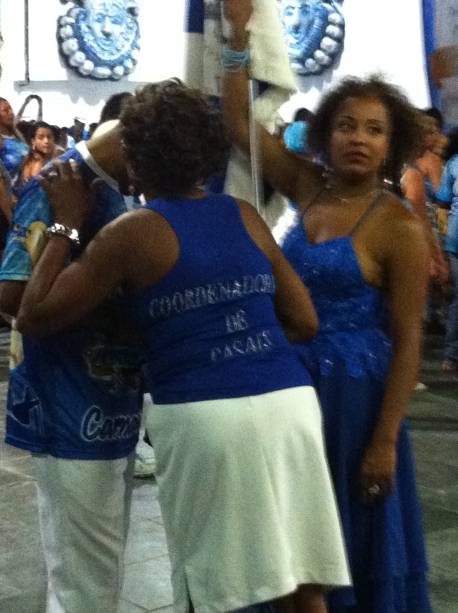 Coordenadora de casais orienta mestre-sala e porta-bandeira Coordenadora de casais orienta mestre-sala e porta-bandeira