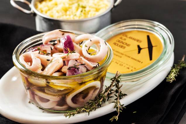 Porção de anéis de lula, cebola-roxa e ervas Porção de anéis de lula, cebola-roxa e ervas