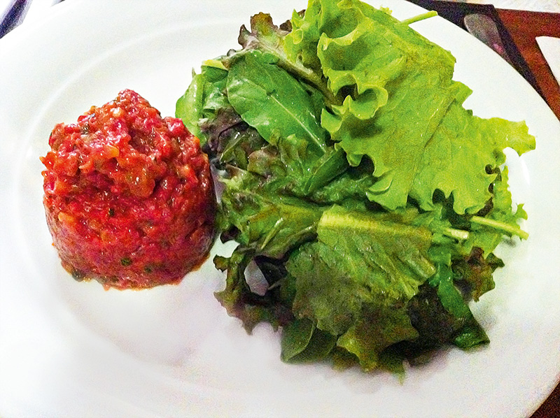 Steak tartare com mix de folhas Steak tartare com mix de folhas