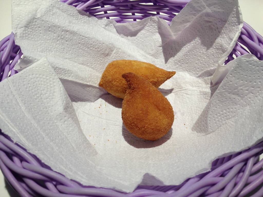 Deliciosas coxinhas em tamanho coquetel