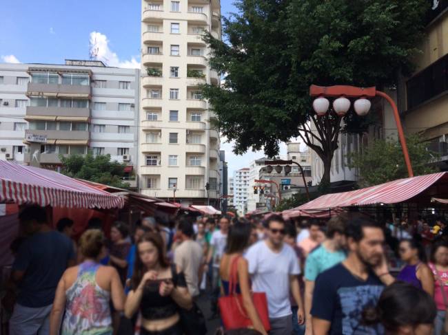 Feira da Liberdade: movimento intenso (foto: Fábio Galib)