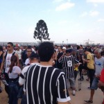 Torcedores se aglomeram nos port&otilde;es de entrada antes da partida