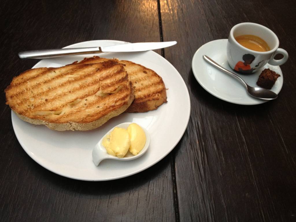 Um simpático combo de café da manhã por R$ 7,00