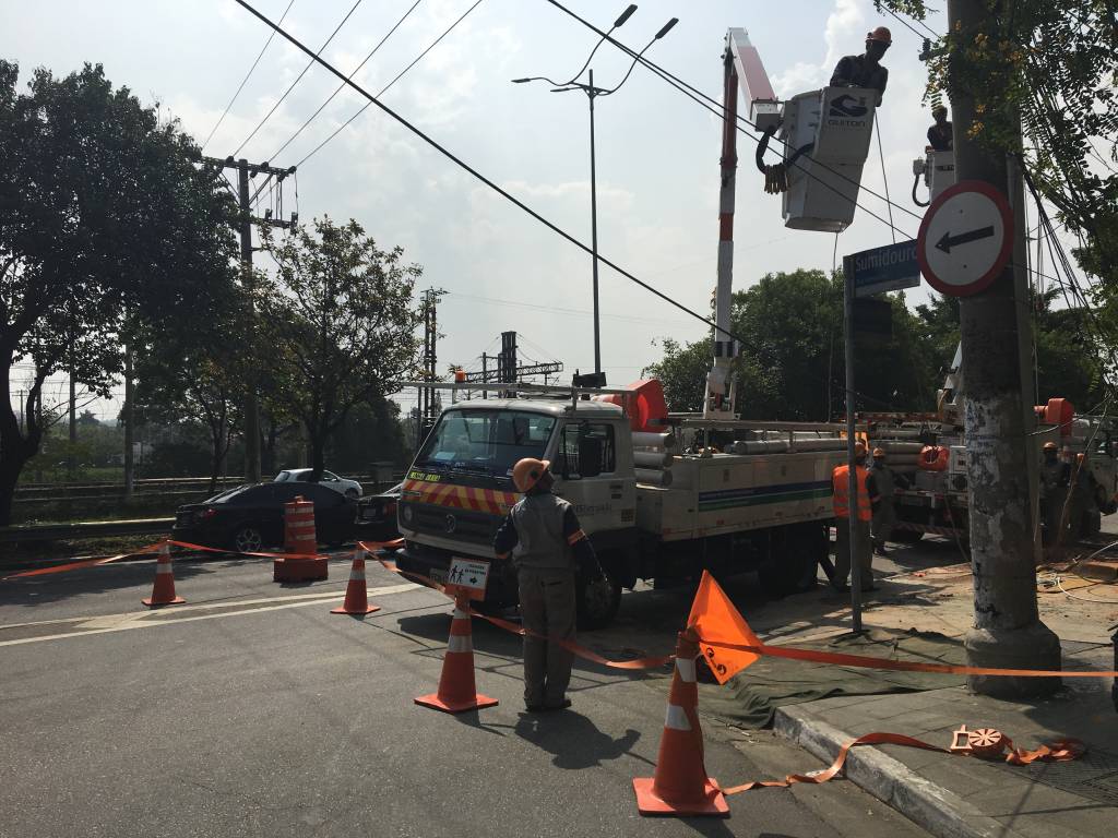 Faixa da Marginal Pinheiros é bloqueada por queda de poste