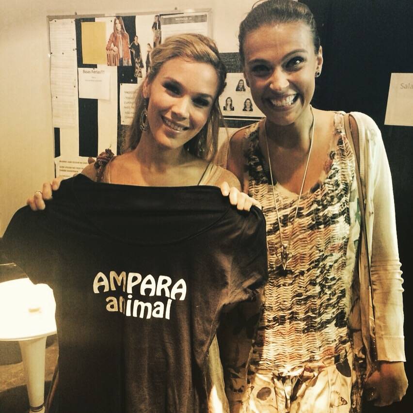 Vegetariana, Joss Stone posa em São Paulo com camiseta de entidade de proteção animal