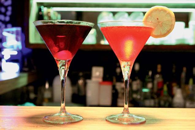 Os drinques manhattan e cosmopolitan do Laje Club Os drinques manhattan e cosmopolitan do Laje Club