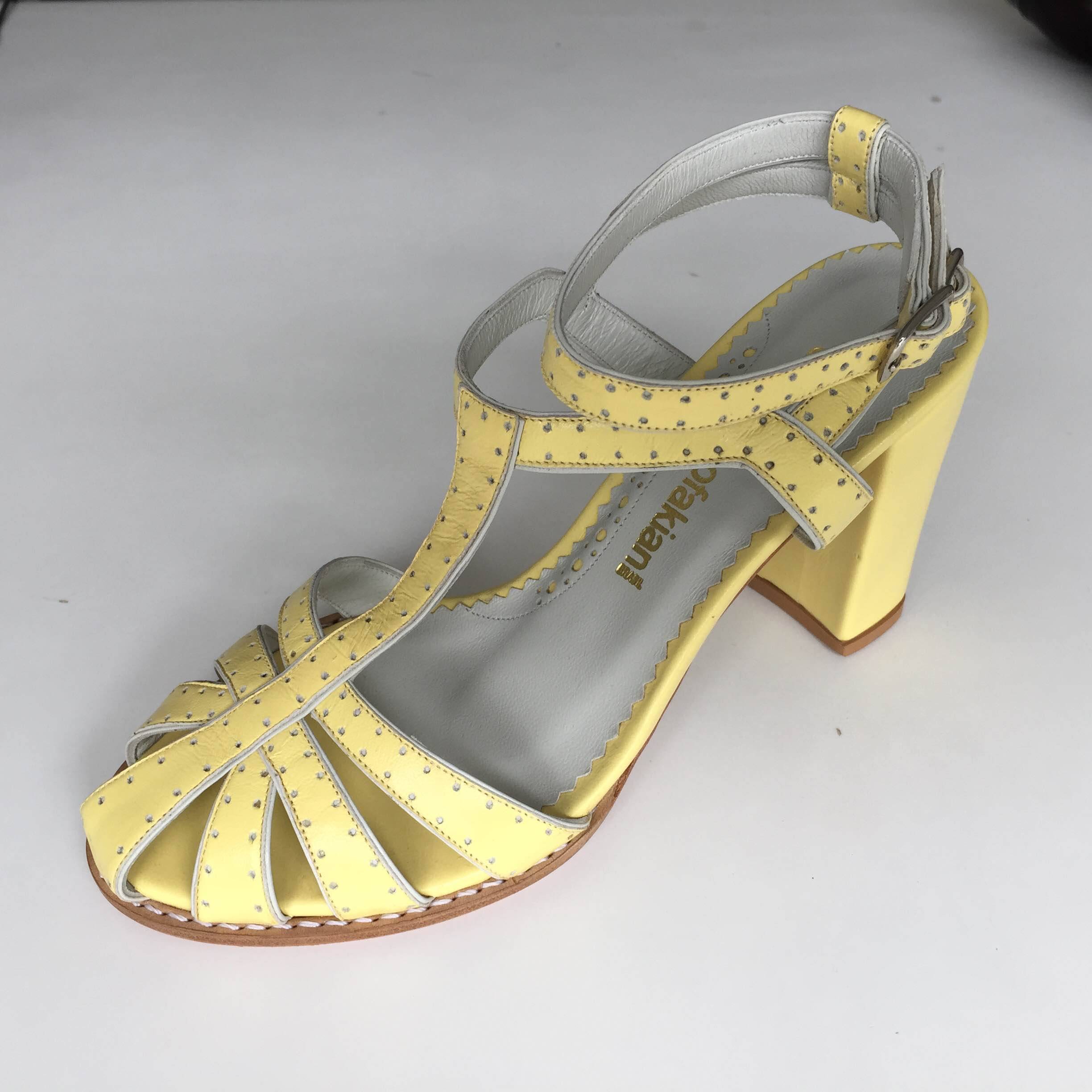 Grife de sapatos faz bazar com descontos arrebatadores