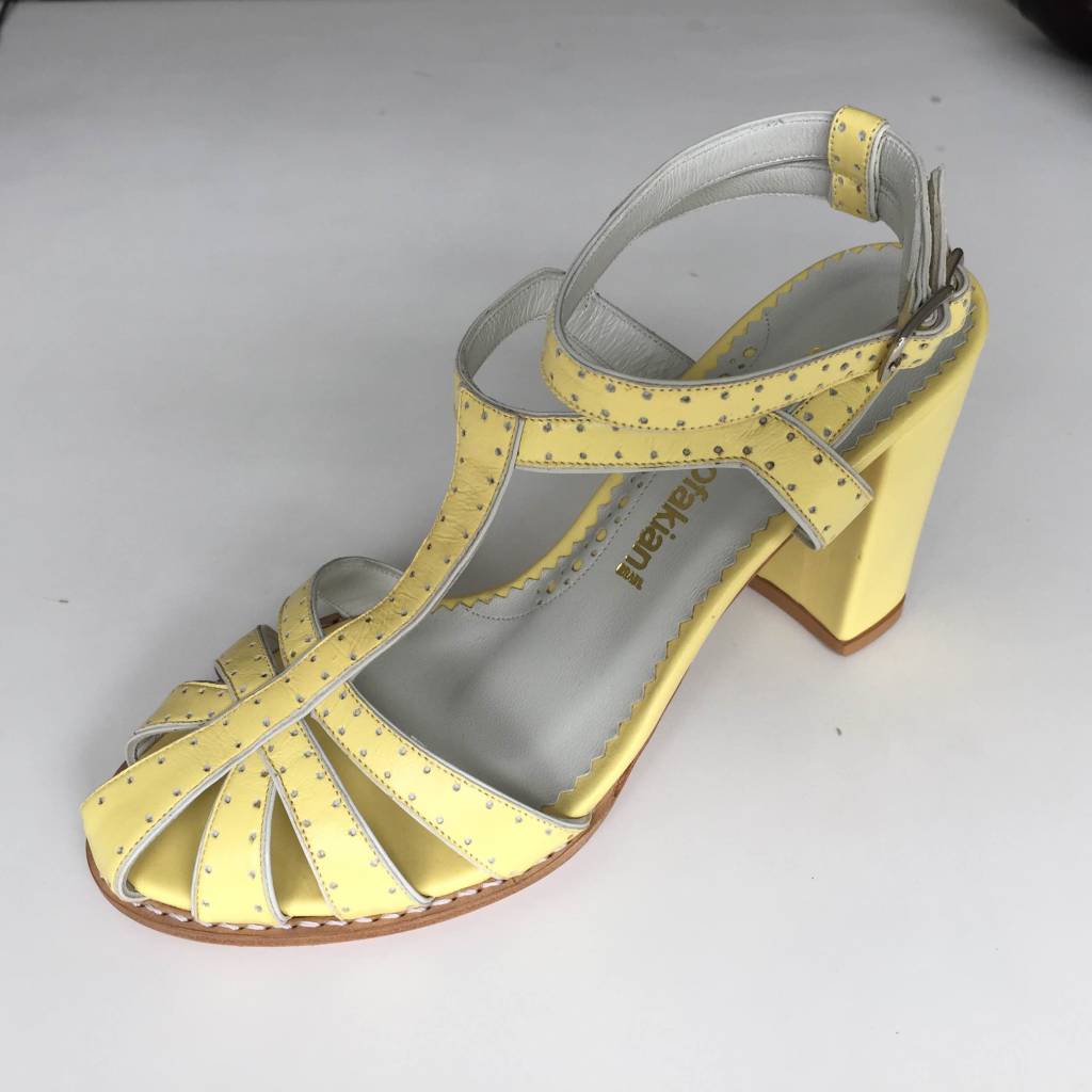 Grife de sapatos faz bazar com descontos arrebatadores