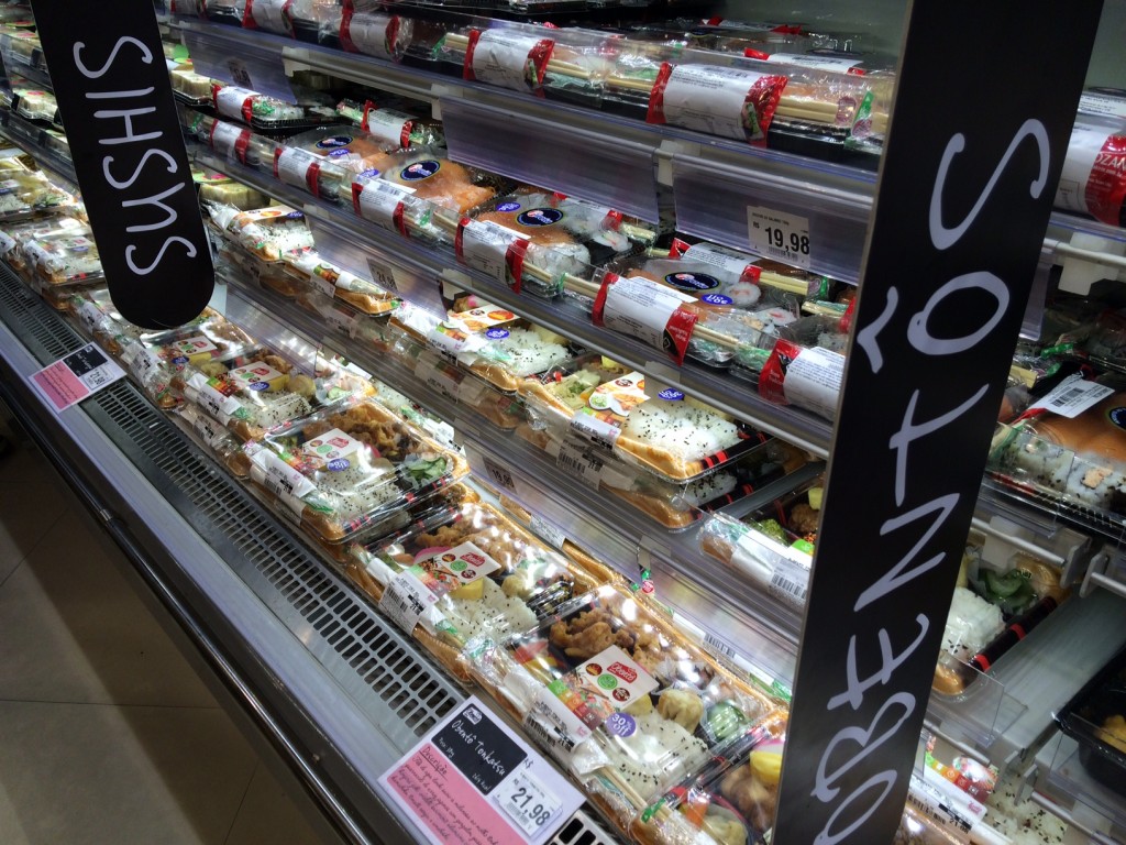 A g&ocirc;ndola refrigerada do Eldorado: obent&ocirc;s e combinados de sushis (foto: F&aacute;bio Galib)