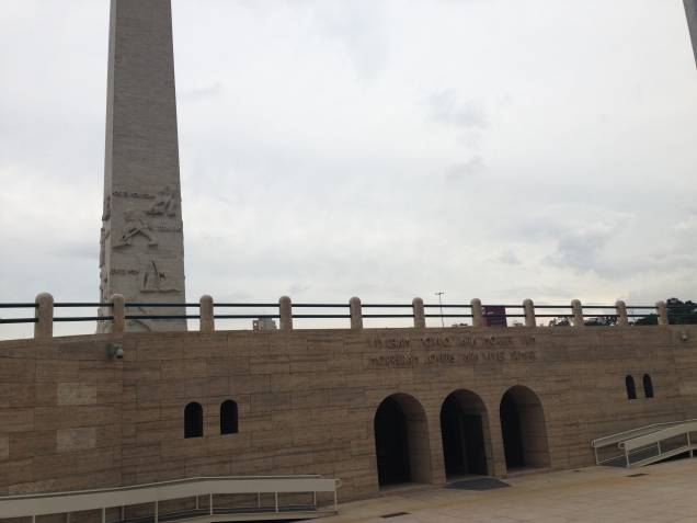 O local presta uma homenagem aos soldados mortos durante a revolta paulista por uma nova constituição O local presta uma homenagem aos soldados mortos durante a revolta paulista por uma nova constituição