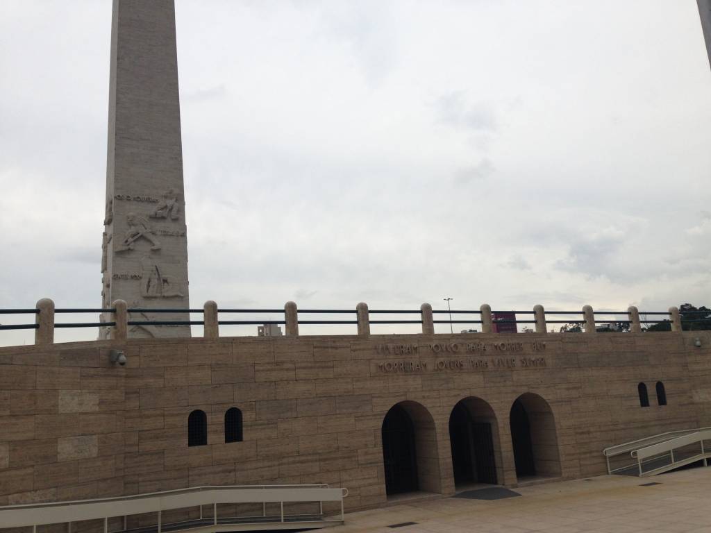 O local presta uma homenagem aos soldados mortos durante a revolta paulista por uma nova constituição