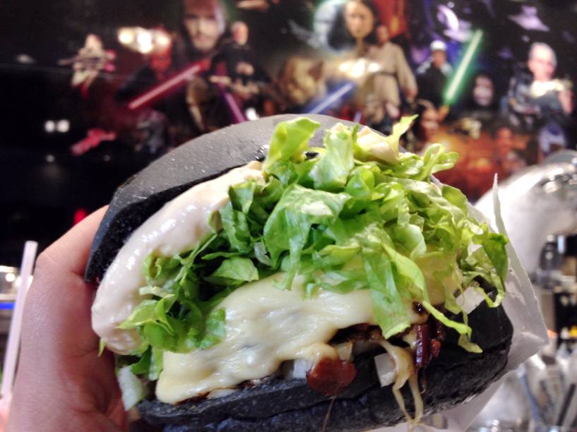 Pic jedis darth vader (R$ 22,50): hambúrguer de picanha, queijo prato, alface, cebola crua e molho da casa Pic jedis darth vader (R$ 22,50): hambúrguer de picanha, queijo prato, alface, cebola crua e molho da casa