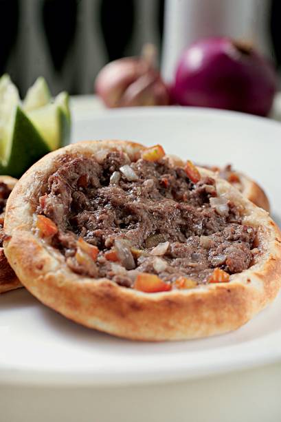 Esfiha aberta de carne: montada e assada na hora Esfiha aberta de carne: montada e assada na hora