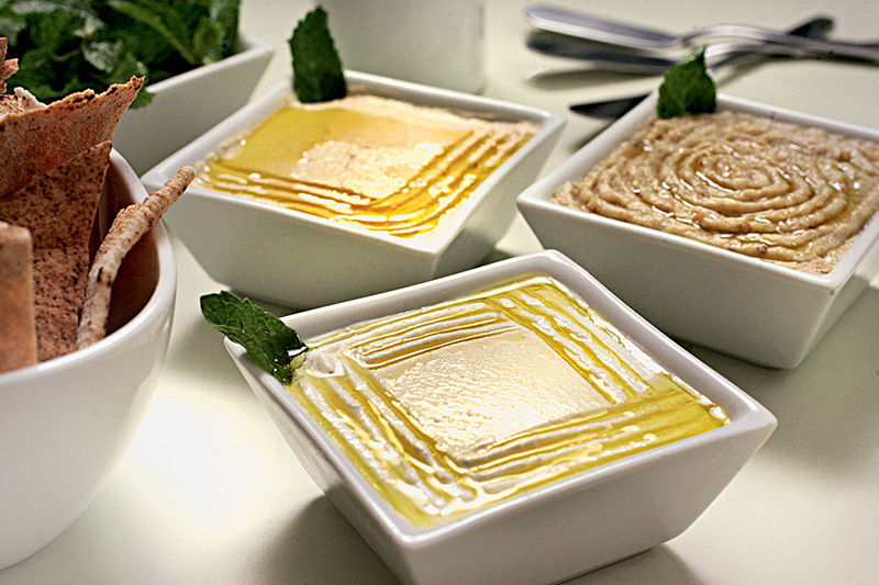 Trio composto de coalhada, homus e babaganuche Trio composto de coalhada, homus e babaganuche