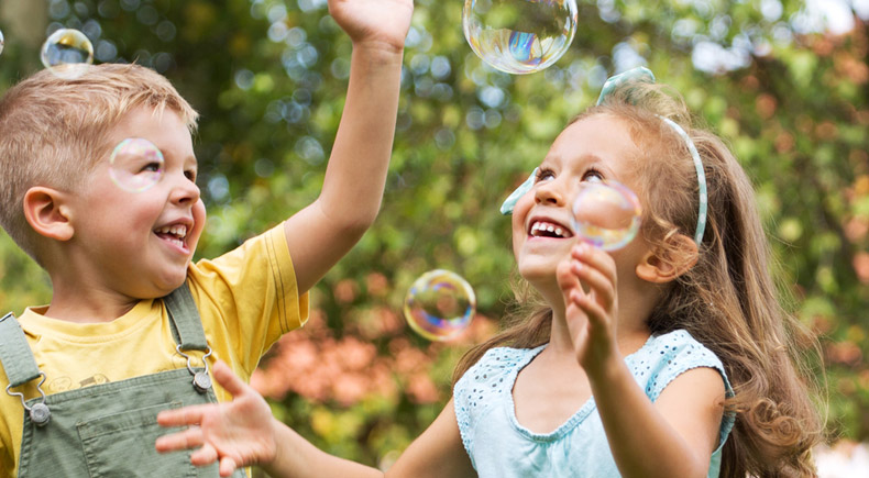 Presentes e recompensas materiais não tornam nossos filhos mais felizes