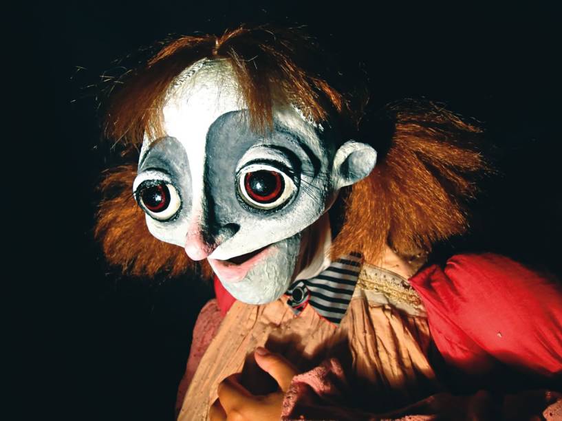 Esses Olhos Tão Grandes: sonhadora menina recruta empoeirados bonecos para narrar a história Esses Olhos Tão Grandes: sonhadora menina recruta empoeirados bonecos para narrar a história