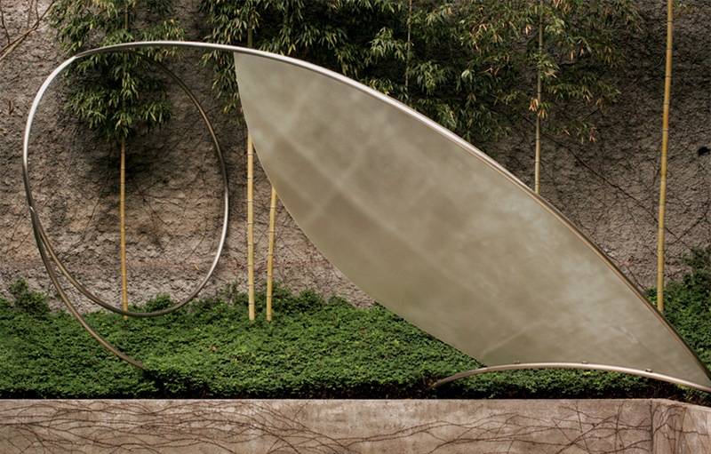 Esta escultura de aço inox e policarbonato da mineira Iole de Freitas pode ser vista no jardim da Galeria Raquel Arnaud Esta escultura de aço inox e policarbonato da mineira Iole de Freitas pode ser vista no jardim da Galeria Raquel Arnaud