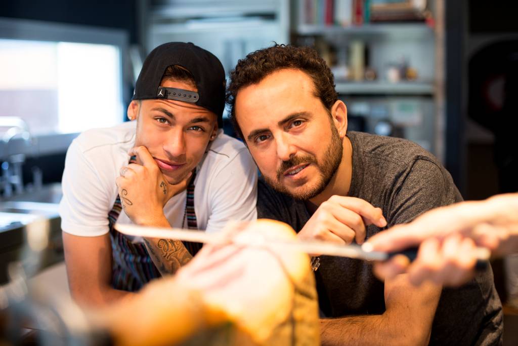 Isaac Azar, do Paris 6, lança livro com as receitas do restaurante