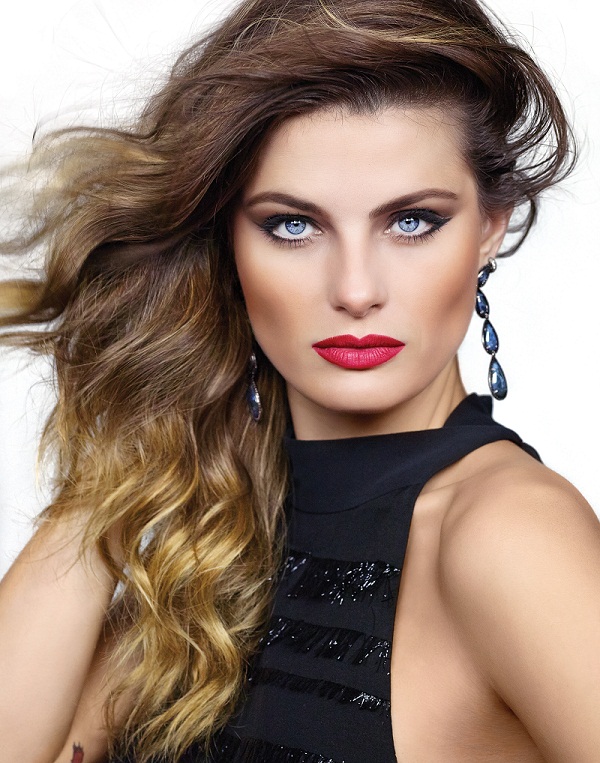 Isabeli Fontana em look que é recorde no red carpet