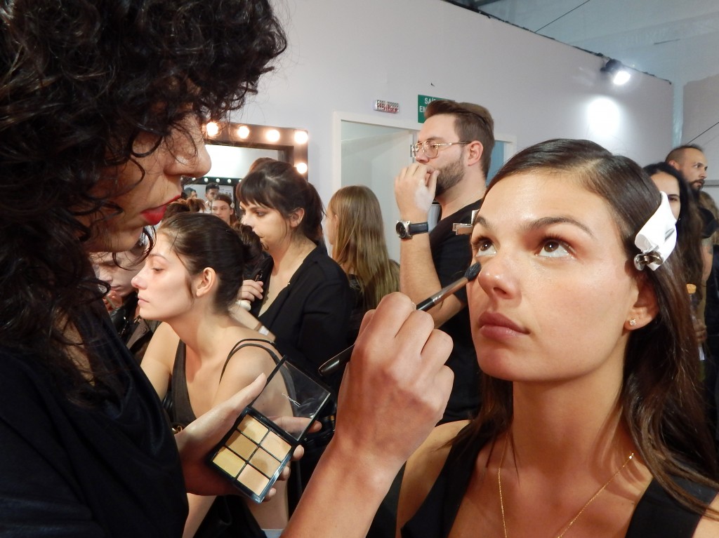 &Iacute;sis Valverde e Fabiana Gomes no backstage de Gl&oacute;ria Coelho (Foto: Tatiana Izquierdo)