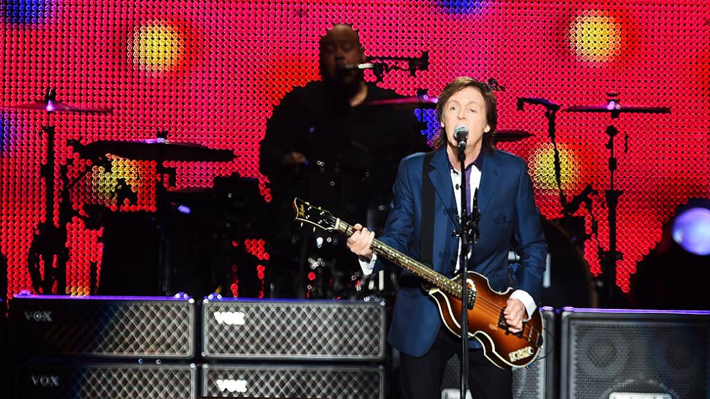 Debaixo de chuva, Paul McCartney se apresenta para 45 mil pessoas em São Paulo