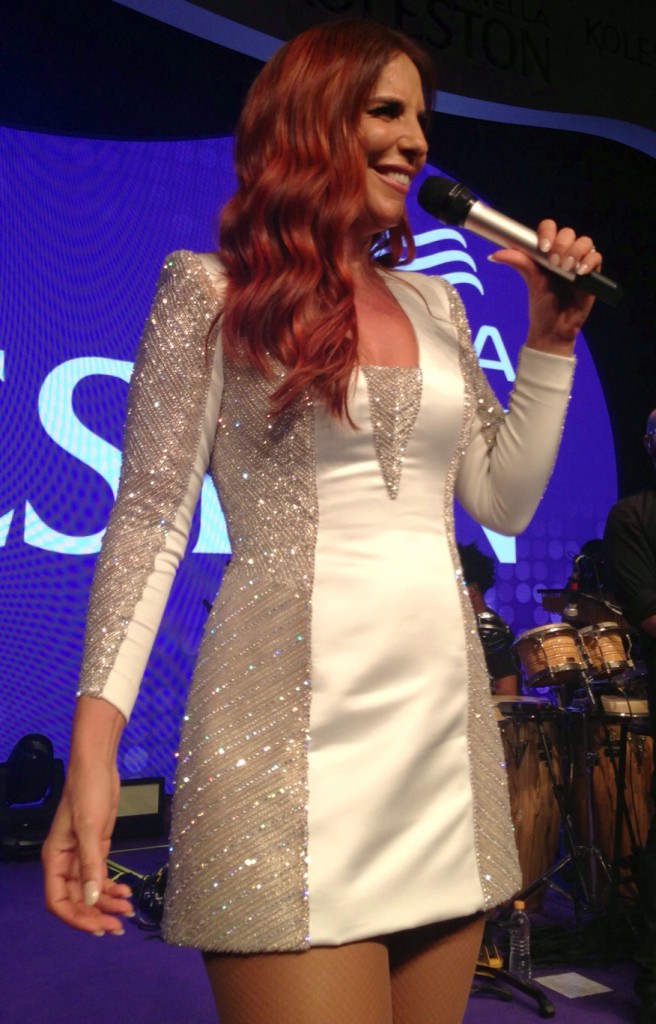 Ivete animando os amigos em show intimista (Foto: Tatiana Izquierdo/Veja S&atilde;o Paulo)