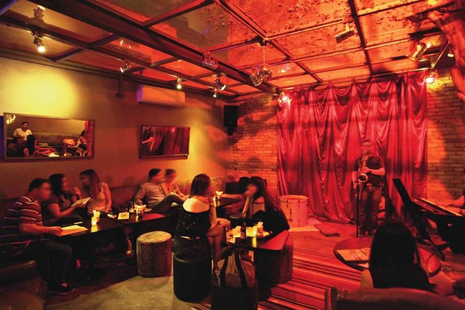 Um dos ambientes e o palco do endereço de Pinheiros: lounge de estilo rústico-chique Um dos ambientes e o palco do endereço de Pinheiros: lounge de estilo rústico-chique