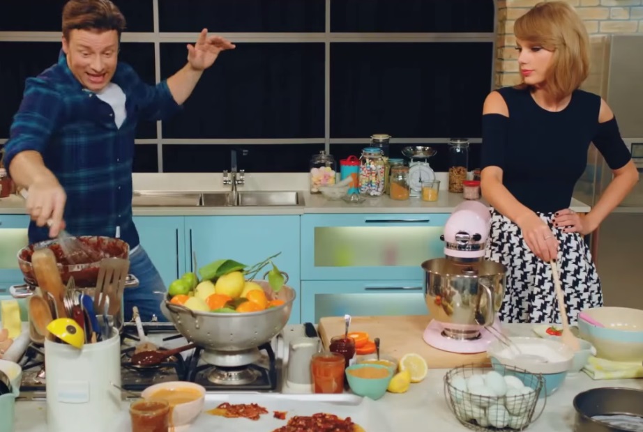 Taylor Swift e Jamie Oliver fazem batalha na cozinha para campanha de combate ao câncer