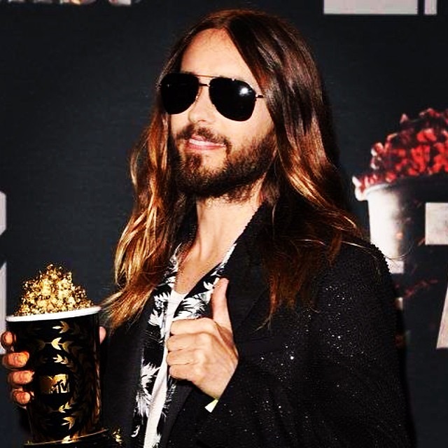 Jared Leto com seu "troféu" de melhor transformação