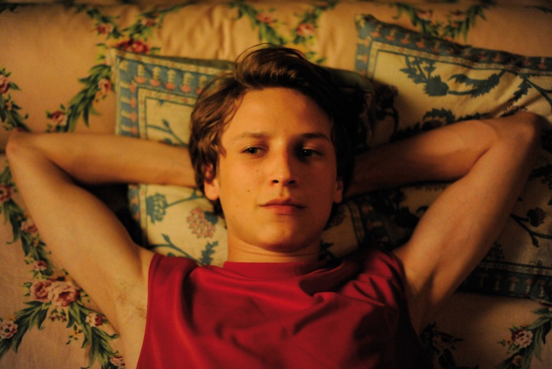 Dentro da Casa: engenhoso e surpreendente, o enredo do drama de suspense dirigido por François Ozon tem origem na peça <em>O Garoto da Última Fila</em>, escrita pelo espanhol Juan Mayorga em 2006 Dentro da Casa: engenhoso e surpreendente, o enredo do drama de suspense dirigido por François Ozon tem origem na peça <em>O Garoto da Última Fila</em>, escrita pelo espanhol Juan Mayorga em 2006