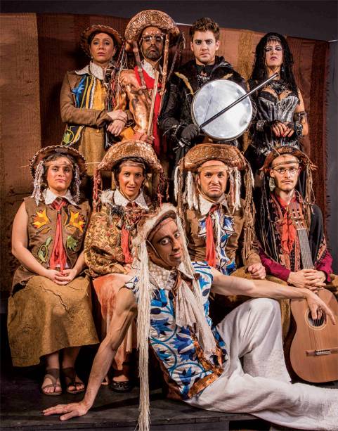 Cassio Scapin (à frente) é o narrador de Lampião e Lancelote, musical que mostra o encontro entre o cangaceiro e o cavaleiro da Távola redonda