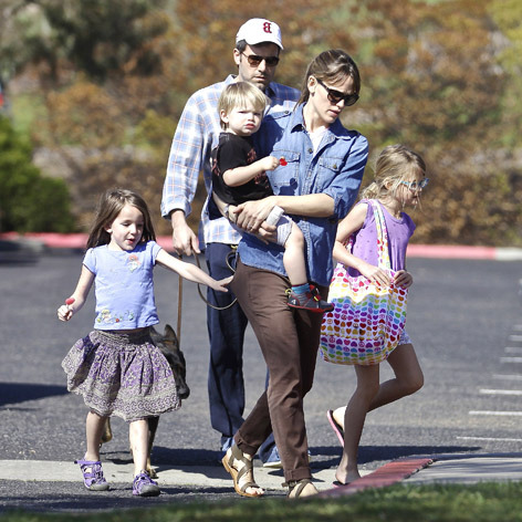 *EXCLUSIVE* Jennifer Garner and Ben Affleck head to the Park for a Sunday with the kids