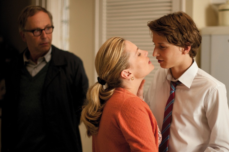 Dentro da Casa: o professor Germain (Fabrice Luchini), a mãe de seu melhor amigo Esther (Emmanuelle Seigner) e o jovem Claude (Ernst Umhauer)