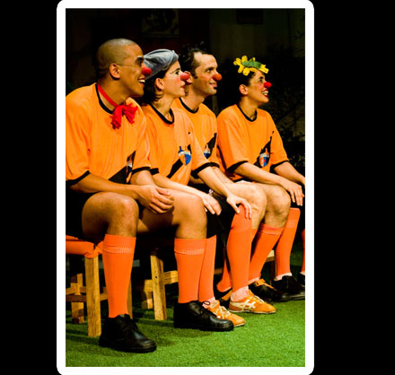 Cena do espetáculo Jogando no Quintal: jogos de improvisação e estética circense Cena do espetáculo Jogando no Quintal: jogos de improvisação e estética circense