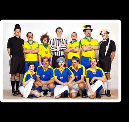 Cena do espetáculo Jogando no Quintal: jogos de improvisação e estética circense Cena do espetáculo Jogando no Quintal: jogos de improvisação e estética circense