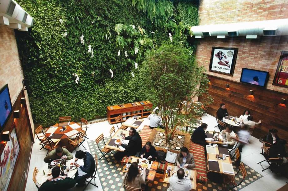 Iluminação natural: o agradável salão tem pé-direito de 8 metros e telhado de vidro Iluminação natural: o agradável salão tem pé-direito de 8 metros e telhado de vidro