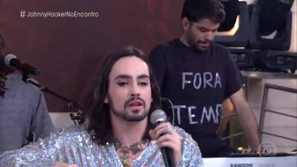 Banda do cantor Johnny Hooker faz protesto inusitado no palco do ‘Encontro’ e vira assunto na internet