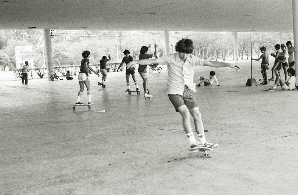 Jovens andando de skate na marquise do Parque do Ibirapuera.