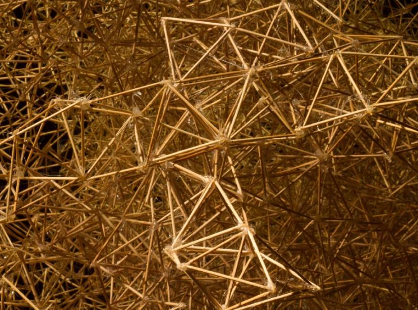 tempo necessário para colar e amarrar os 100 000 palitos de dente