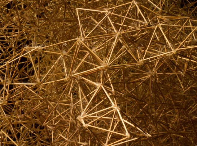 tempo necessário para colar e amarrar os 100 000 palitos de dente