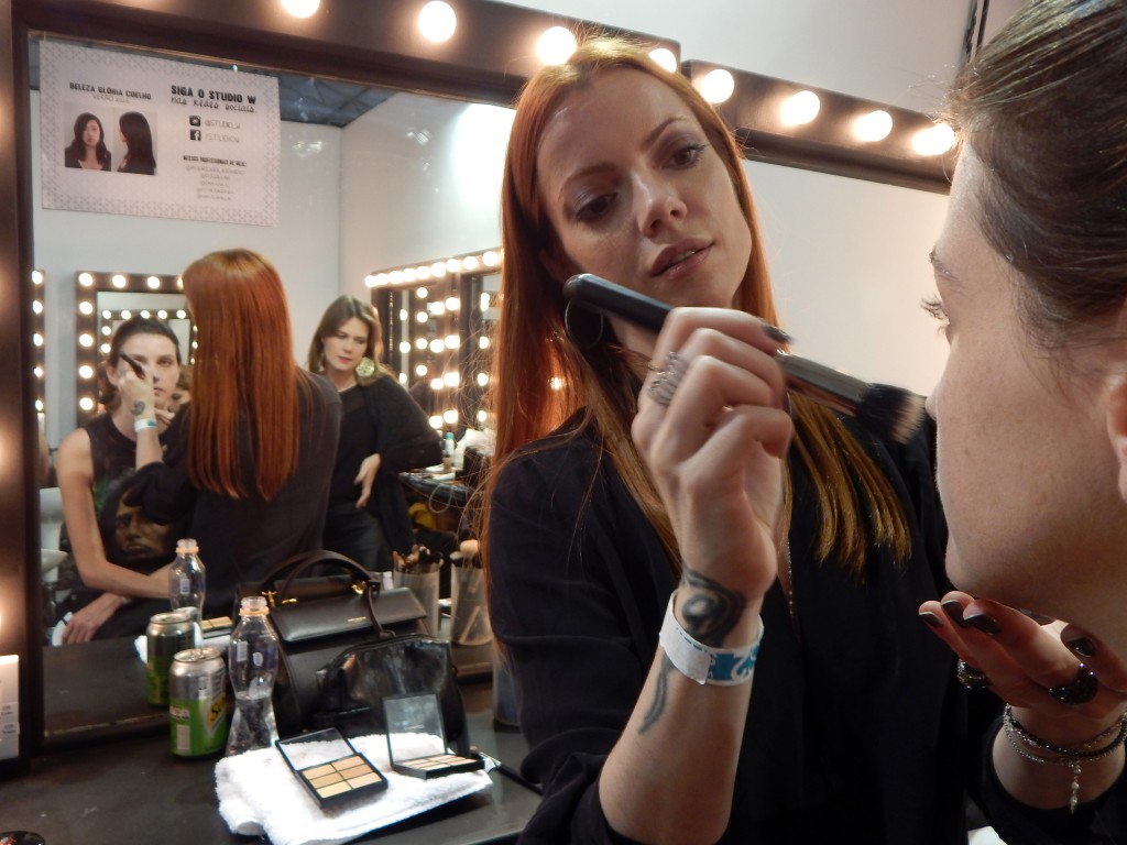 Julia Petit em a&ccedil;&atilde;o: maquiagem para o desfile de Gloria Coelho no SPFW (Foto: Tatiana Izquierdo)