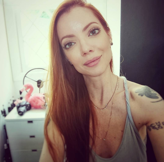 Julia na última foto com os cabelos longos: "Me despedindo deste cabelón que me acompanha há tanto tempo . Te vejo de novo em uns três anos!", escreveu (Foto: Reprodução Instagram)