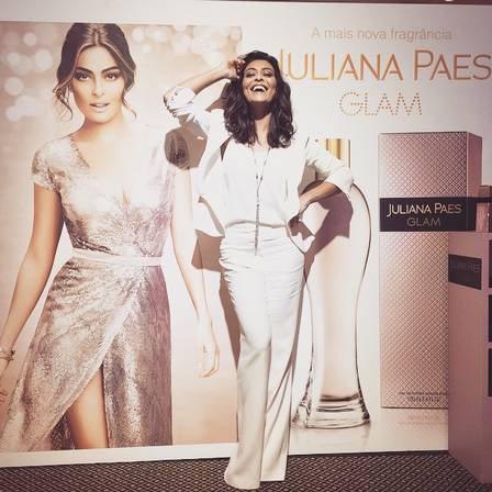 Juliana Paes em look branco total.