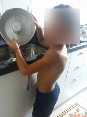 Mãe posta foto de filho lavando louça e gera polêmica no Facebook