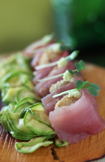 Sashimi de atum com vieira salpicada de gergelim ao molho de yuzu guarnecido de abobrinha