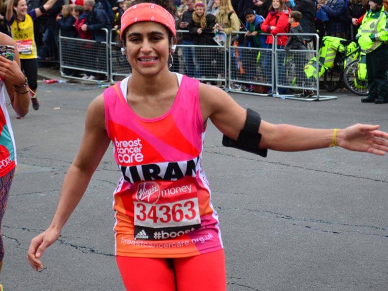 Jovem de 26 corre maratona menstruada e sem absorvente para conscientizar mulheres