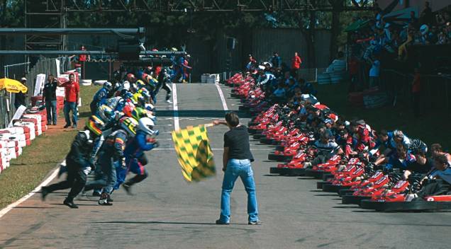 Granja Viana: os pilotos correm até seu kart antes da largada Granja Viana: os pilotos correm até seu kart antes da largada