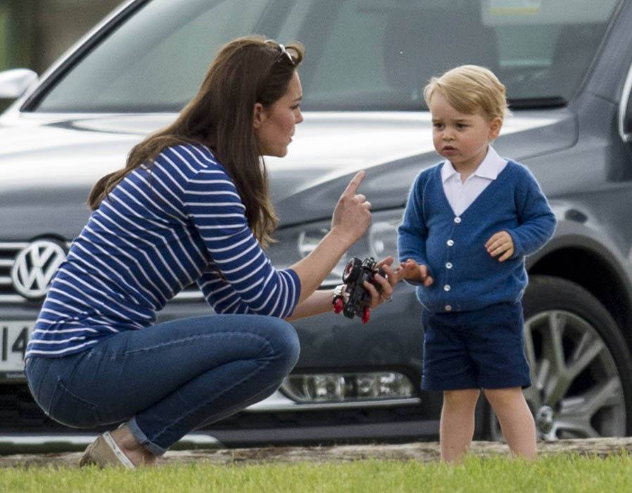 Esta foto de Kate Middleton dando uma bronca em George está intrigando brasileiros